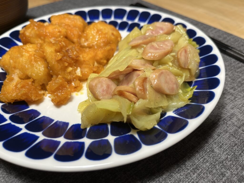 【ツクリオ】キャベツとソーセージのカレー炒めは甘めの味付け