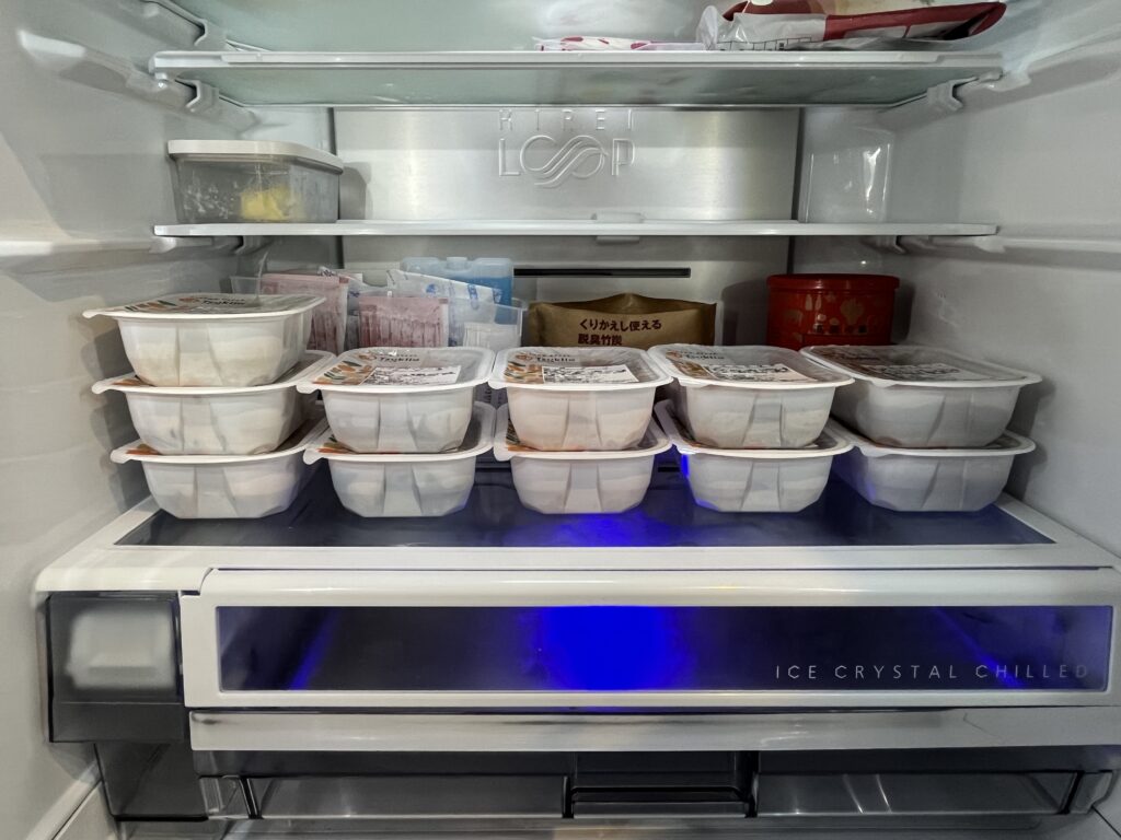 ツクリオのお惣菜を冷蔵庫に収めた写真。パッケージを重ねられるのが有り難い。