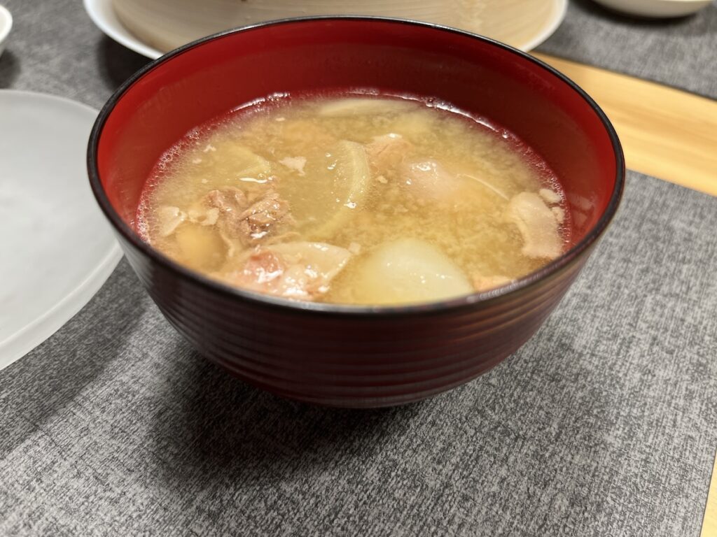 FitDishのお惣菜「豚汁」盛り付け例