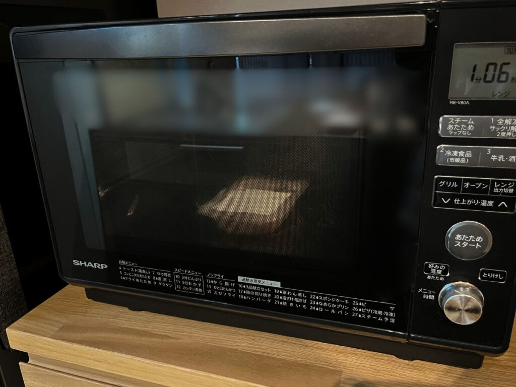 電子レンジで加熱する様子