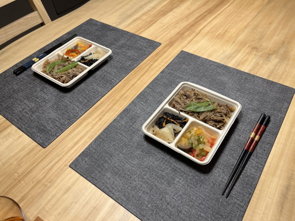 デリピックスのお弁当が並んだ食卓