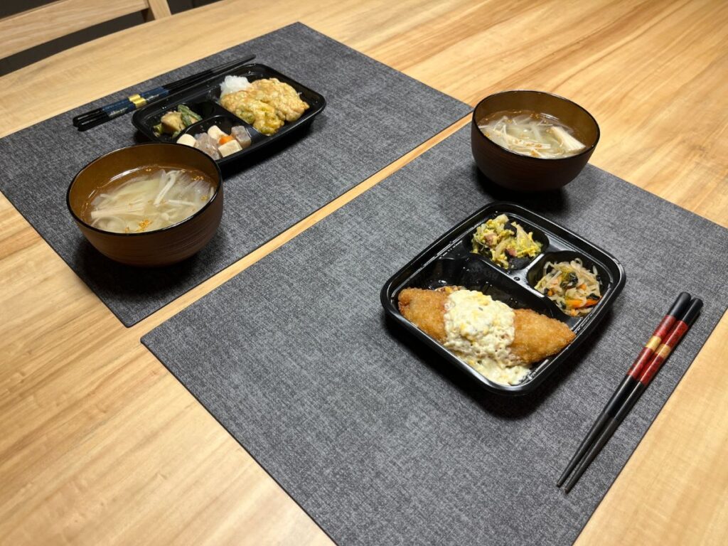 ワタミの宅食ダイレクトの冷凍弁当が並ぶ食卓