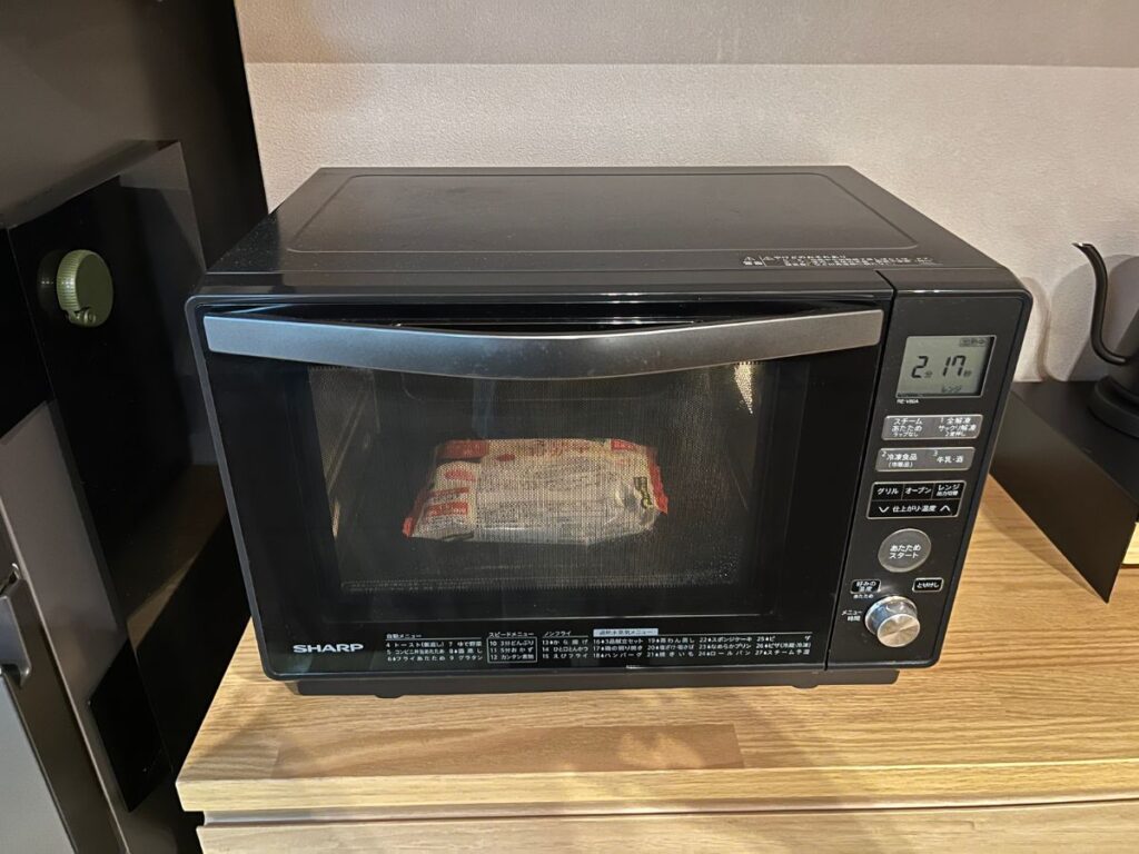 ワタミの宅食ダイレクトの弁当をレンジで調理している様子