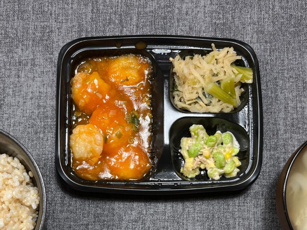 ワタミの宅食ダイレクト【エビチリ】盛り付け例