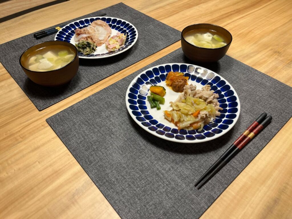 ワタミの宅食ダイレクトのお惣菜を盛り付けた食卓
