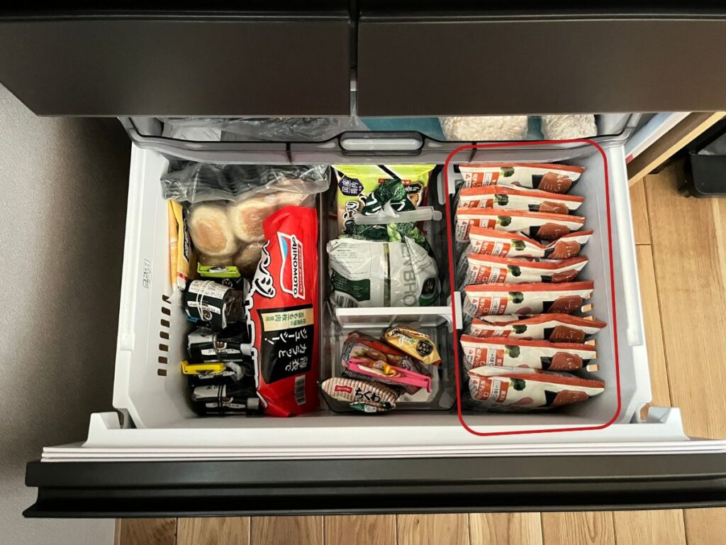 ワタミの宅食ダイレクトの冷凍弁当を冷凍庫に収納した様子