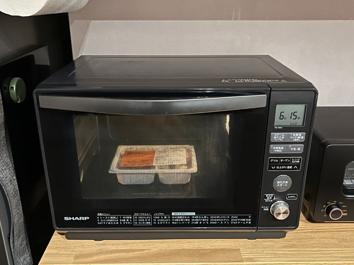 マッスルデリのお弁当を電子レンジで温めている様子