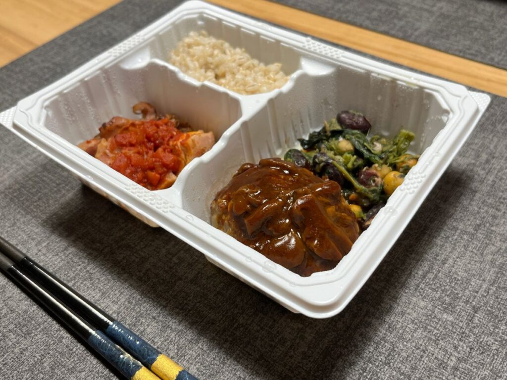 マッスルデリ【ハンバーグとチキンのセット】盛り付け例