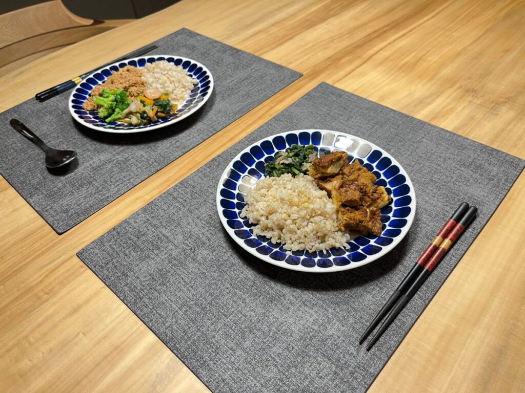 マッスルデリのお弁当を盛り付けた食卓