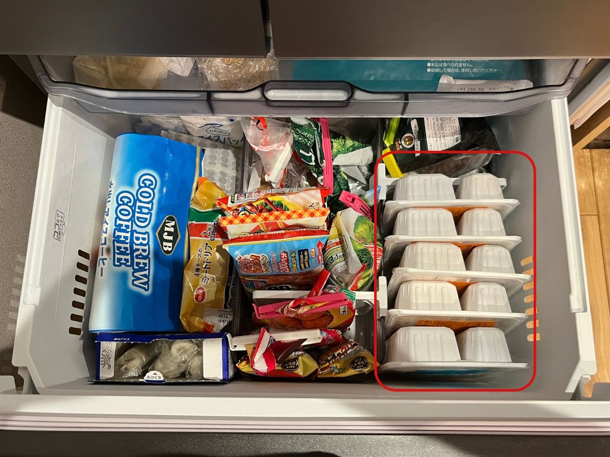マッスルデリのお弁当を冷凍庫に保管している様子